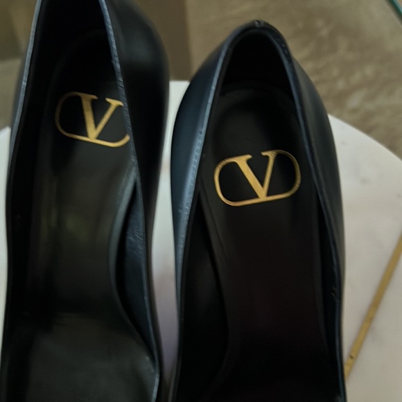 New VALENTINO GARAVANI V Logo Signature Black Leather Pumps EUR 37 N/B - Picture 4 of 16